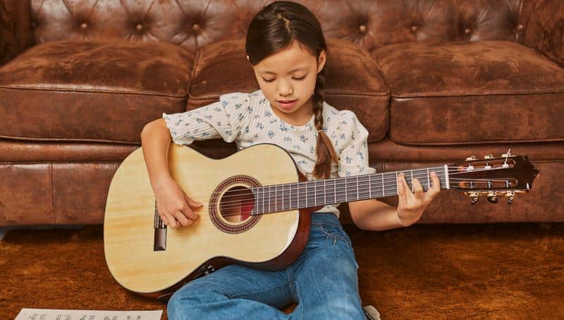 Usia Berapa Anak Mulai Les Musik? Panduan Lengkap per Instrumen
