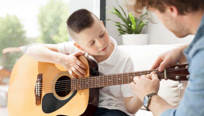 Tips Bermain Gitar untuk Pemula: Langkah Dasar agar Cepat Bisa