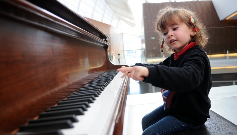6 Manfaat Bermain Piano untuk Anak yang Perlu Orang Tua Ketahui