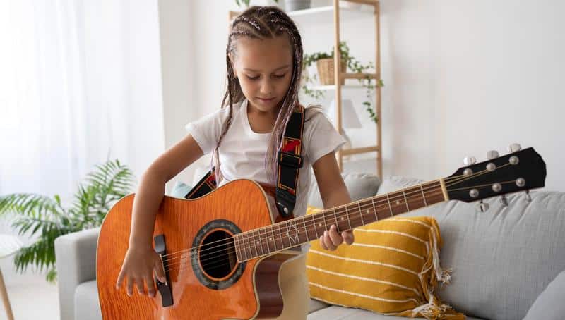 Manfaat Bermain Gitar untuk Anak: Melatih Kreativitas hingga Kepercayaan Diri