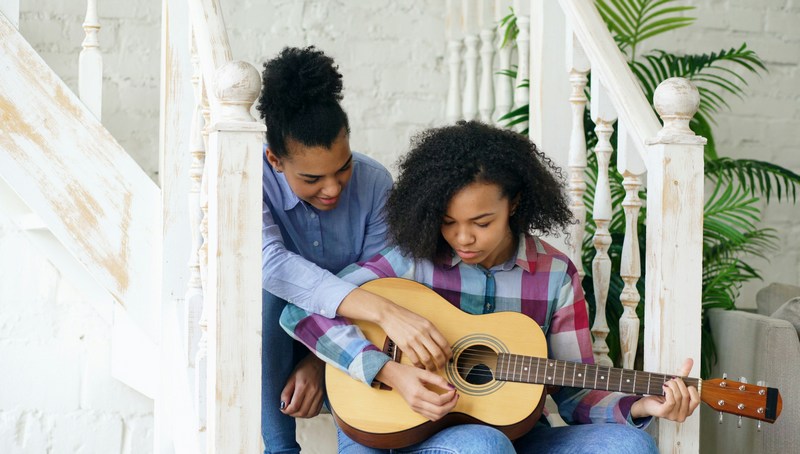 10 Lagu dengan Chord Gitar Paling Mudah untuk Pemula