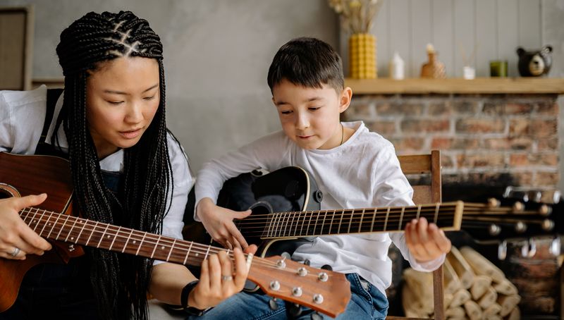 6 Manfaat Belajar Gitar untuk Anak dan Tips Memulainya