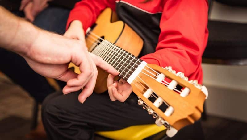 Teknik Dasar Bermain Gitar yang Perlu Dikuasai Pemula